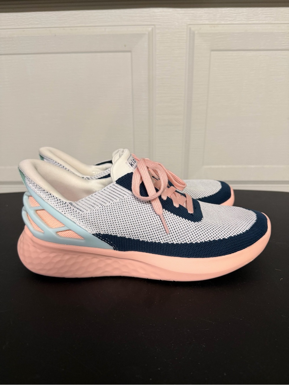 Kizik Athens Bahama Hands Free Sneakers shoes Men's 8.5 US. Women's 10 US